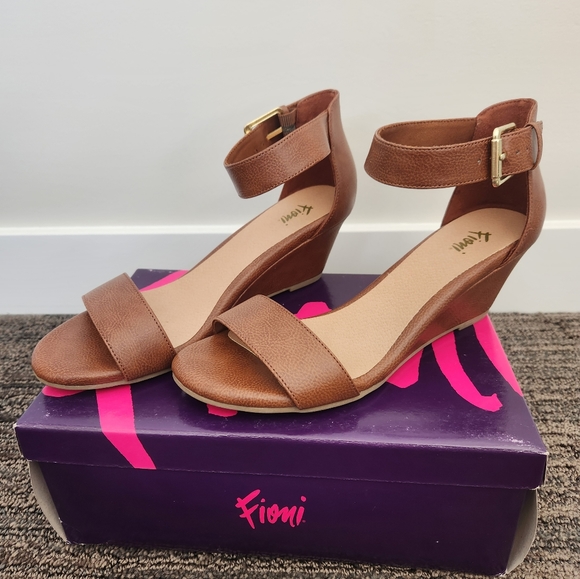 Tan Paige Fioni sandals Size 9 - Picture 1 of 9
